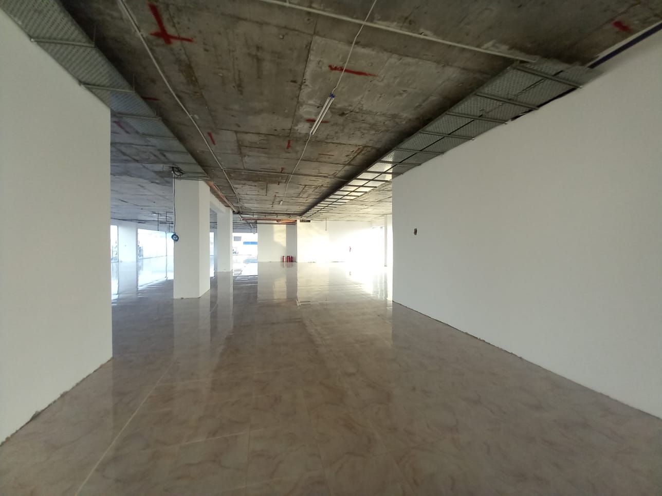 نمایشگاه اجاره‌ای در المعبيلة | 900متر مربع | OMR 3,150/ماه | Tamlik Oman thumbnail 10