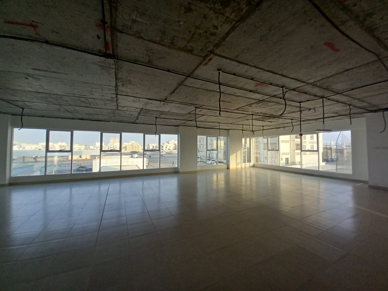 نمایشگاه اجاره‌ای در المعبيلة | 900متر مربع | OMR 3,150/ماه | Tamlik Oman thumbnail 9