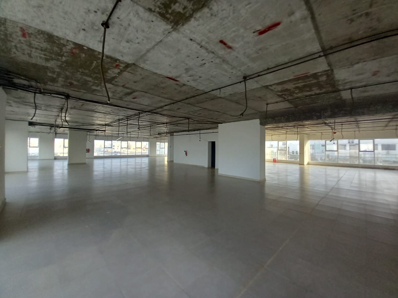 نمایشگاه اجاره‌ای در المعبيلة | 900متر مربع | OMR 3,150/ماه | Tamlik Oman thumbnail 2