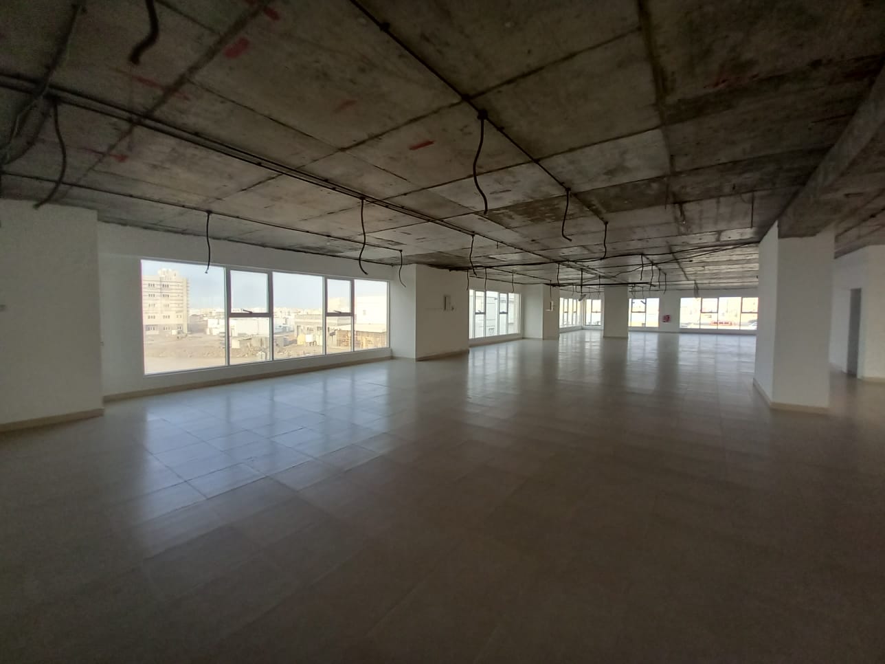 نمایشگاه اجاره‌ای در المعبيلة | 900متر مربع | OMR 3,150/ماه | Tamlik Oman thumbnail 3