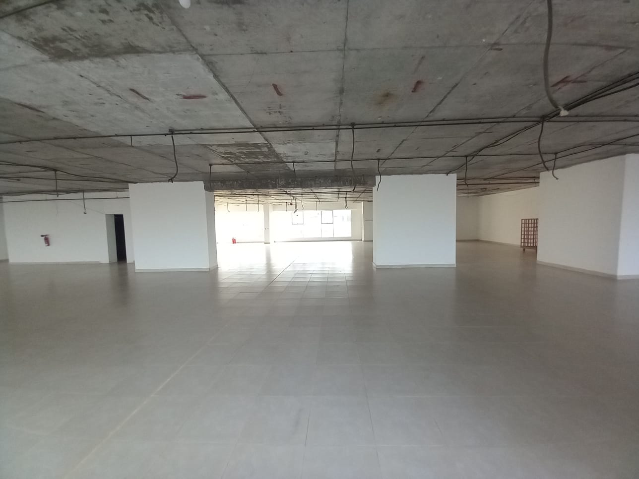 نمایشگاه اجاره‌ای در المعبيلة | 900متر مربع | OMR 3,150/ماه | Tamlik Oman thumbnail 6