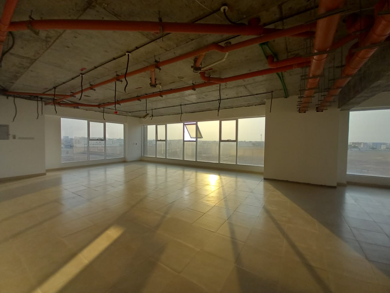 نمایشگاه اجاره‌ای در المعبيلة | 900متر مربع | OMR 3,150/ماه | Tamlik Oman thumbnail 7