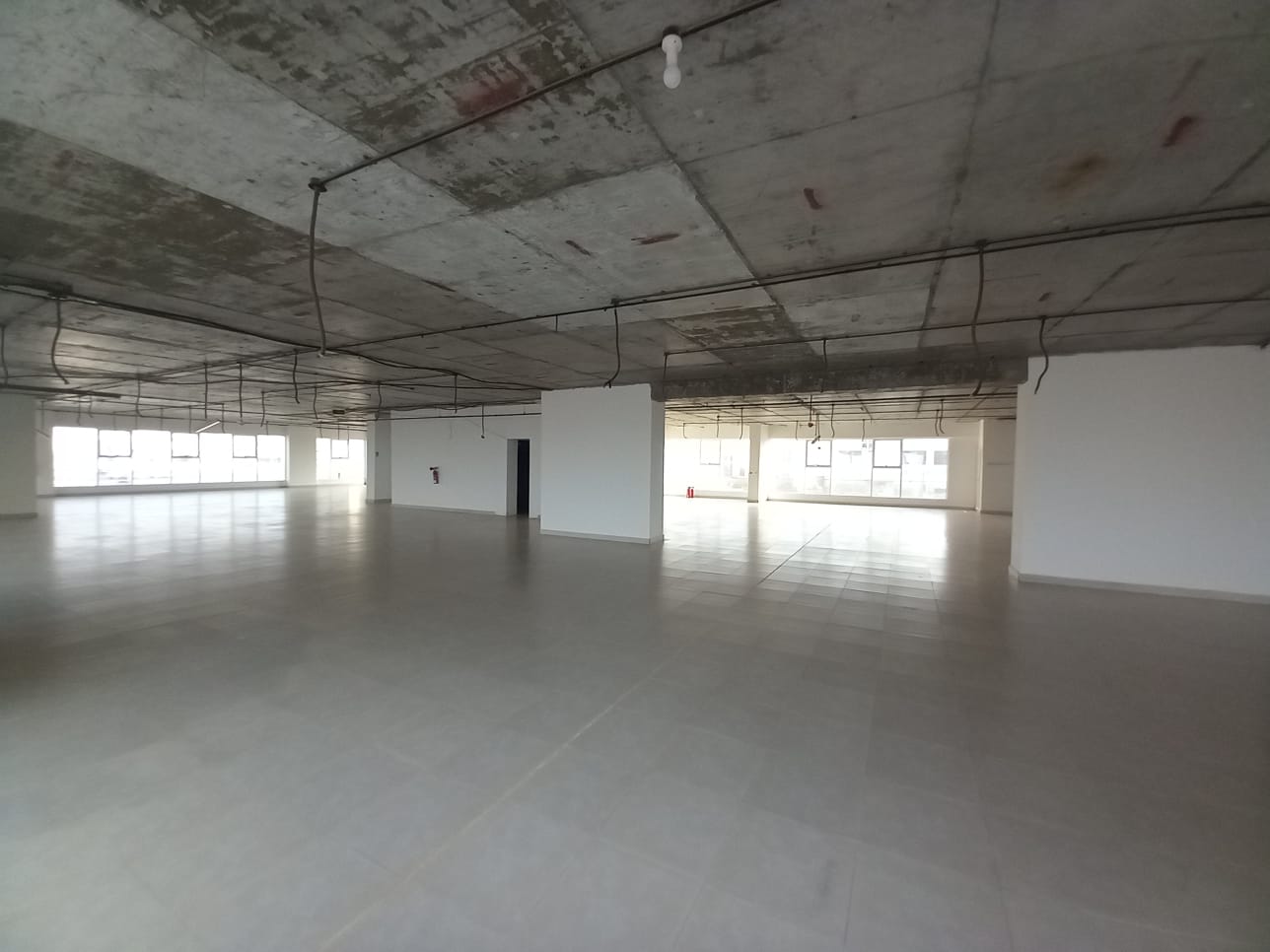 نمایشگاه اجاره‌ای در المعبيلة | 900متر مربع | OMR 3,150/ماه | Tamlik Oman thumbnail 8