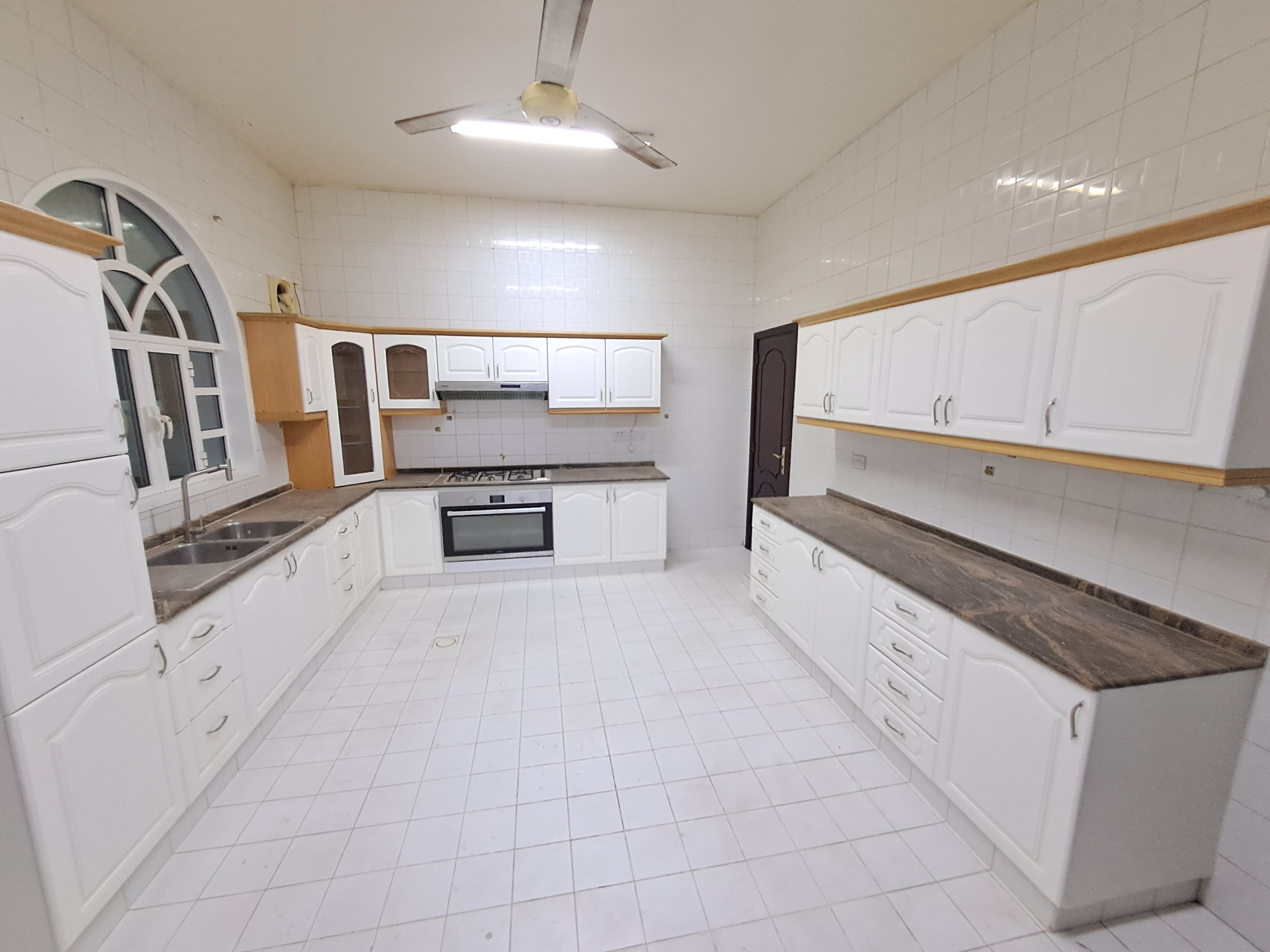 ویلای ۴ خوابه برای اجاره در العذیبه | OMR 870/mo | Tamlik Oman thumbnail 8