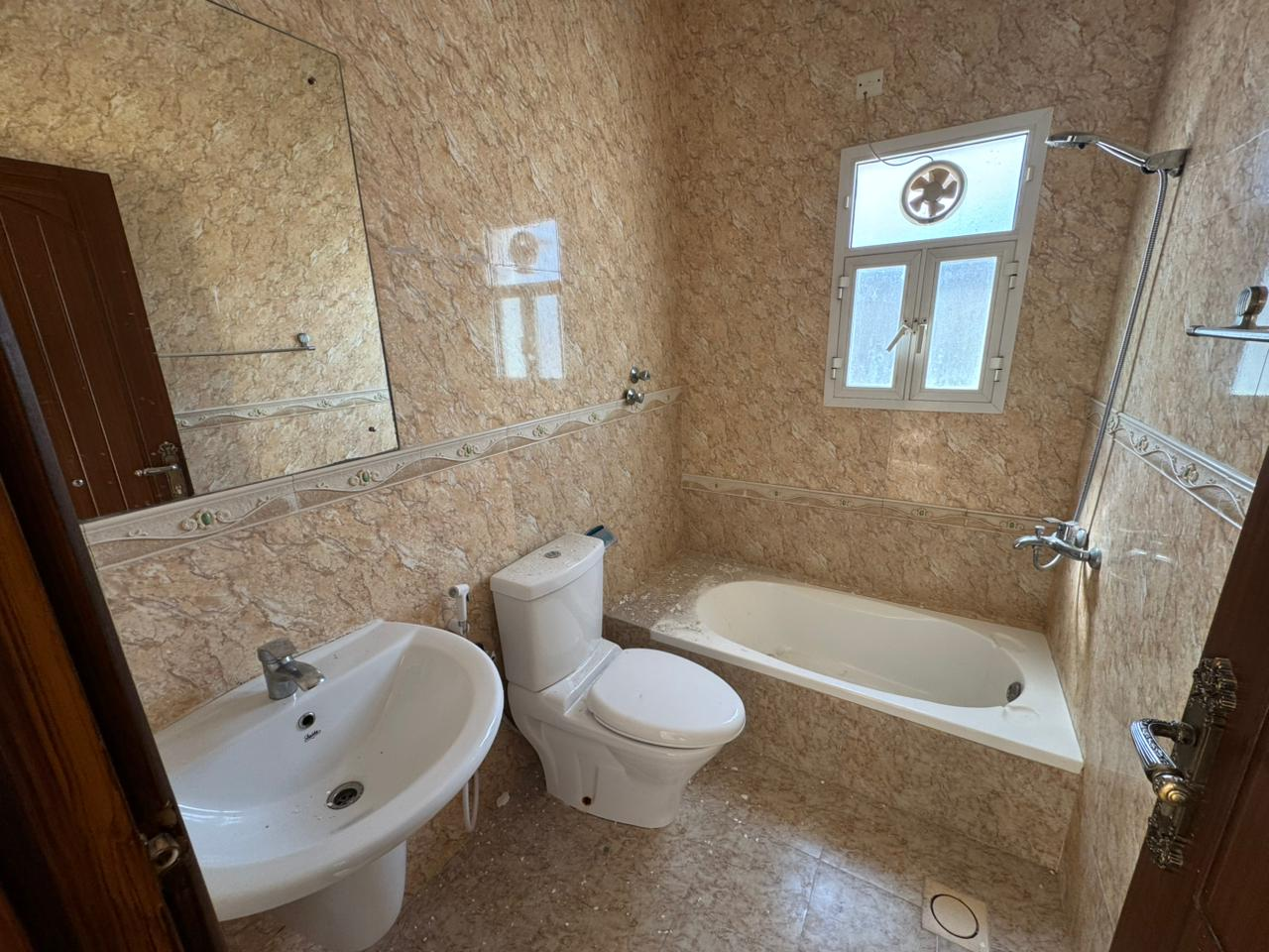 Al Qurum 29 出租 5-臥室別墅 | 每月 OMR 600 | Tamlik Oman thumbnail 4