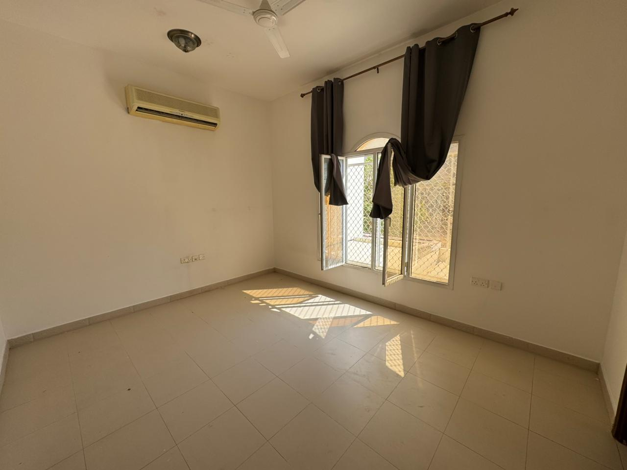 Al Qurum 29 出租 5-臥室別墅 | 每月 OMR 600 | Tamlik Oman thumbnail 3