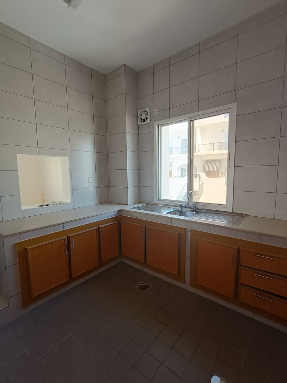 1-Bed Apartment for Rent in Al Qurum 29 | OMR 240/mo | Tamlik Oman thumbnail 4