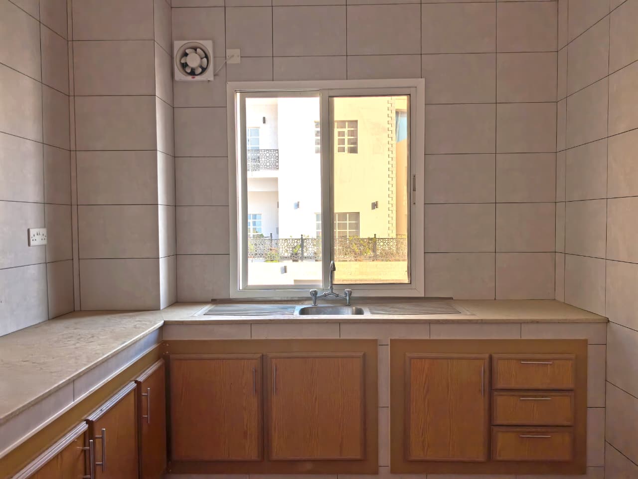 1-Bed Apartment for Rent in Al Qurum 29 | OMR 240/mo | Tamlik Oman thumbnail 5