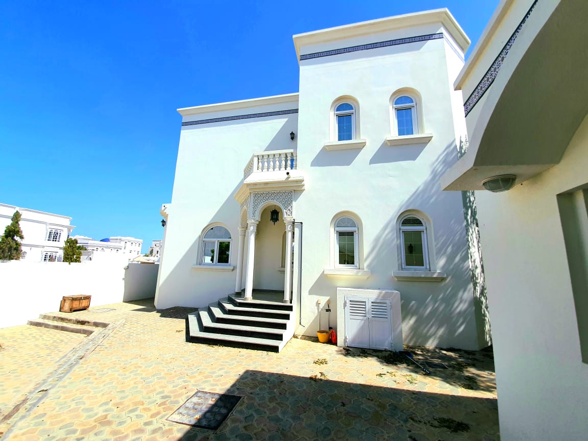 فيلا 4 غرف نوم للإيجار في شاطئ القرم | ر.ع. 2,000/شهريًا | ملكية حرة عمان thumbnail 9