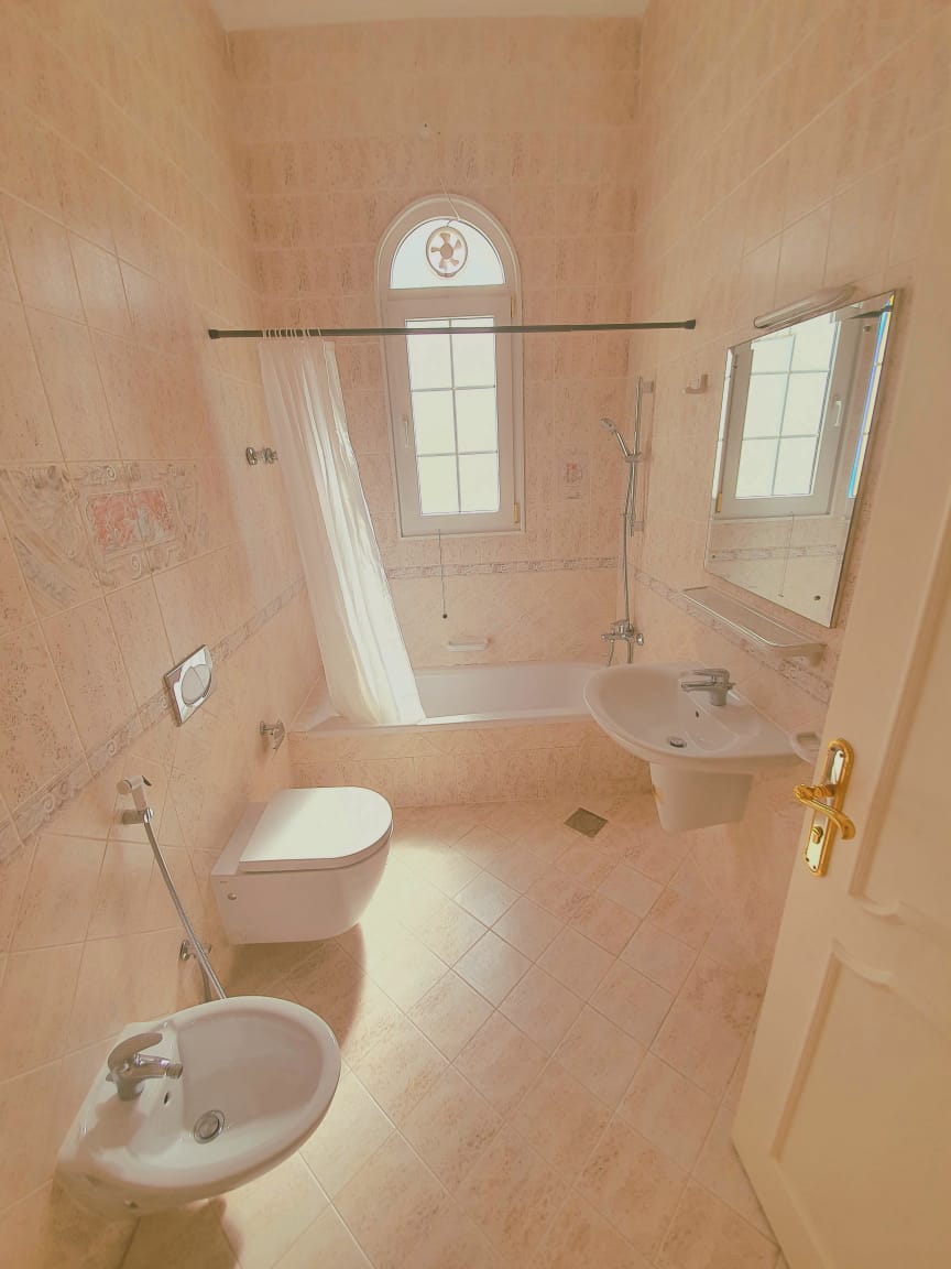 فيلا 4 غرف نوم للإيجار في شاطئ القرم | ر.ع. 2,000/شهريًا | ملكية حرة عمان thumbnail 12