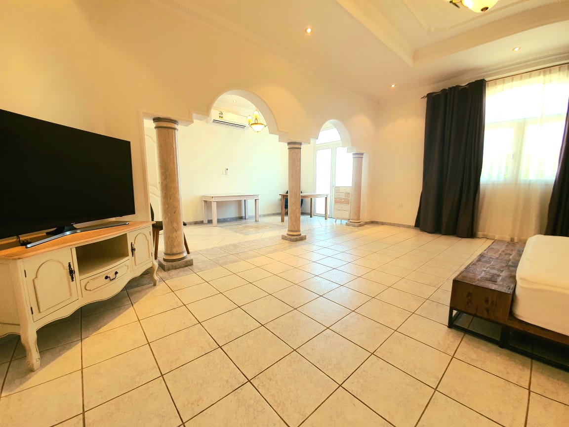 فيلا 4 غرف نوم للإيجار في شاطئ القرم | ر.ع. 2,000/شهريًا | ملكية حرة عمان thumbnail 2