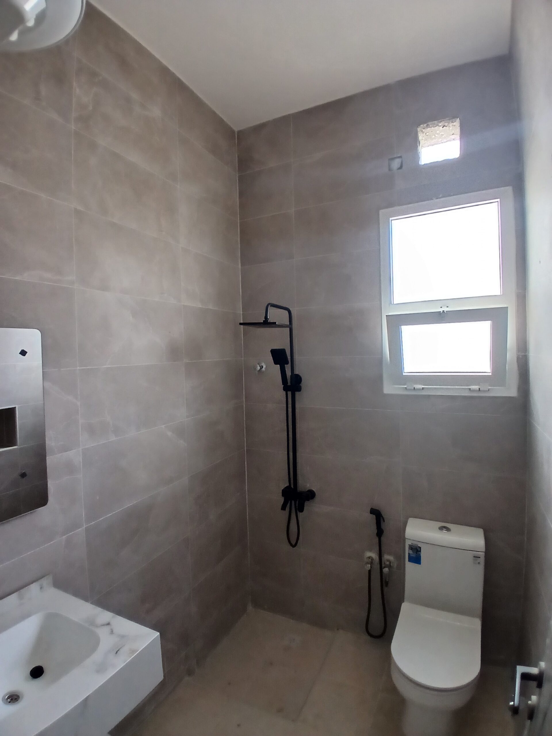 ویلای 6 خوابه فروشی در العذیبه | OMR 125,000 | Tamlik Oman thumbnail 4