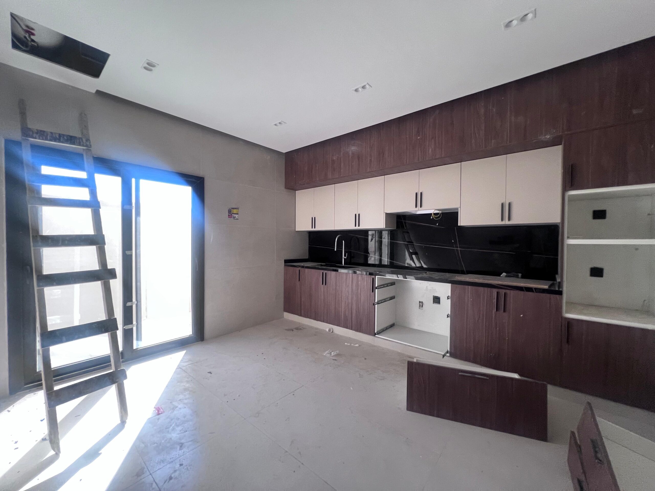 ویلای 6 خوابه فروشی در العذیبه | OMR 68,000 | تملیک عمان thumbnail 3