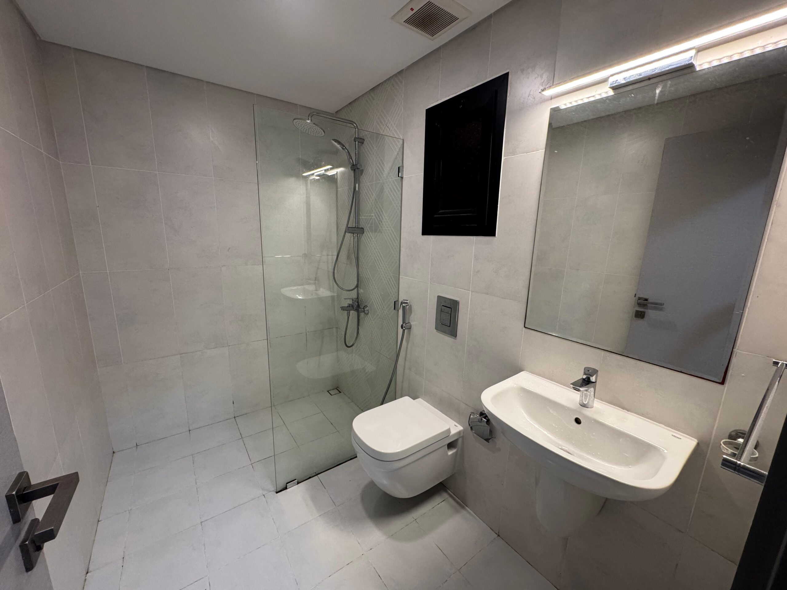 2-خوابه آپارتمان اجاره‌ای در العذیبه | OMR 400/ماه | Tamlik Oman thumbnail 4