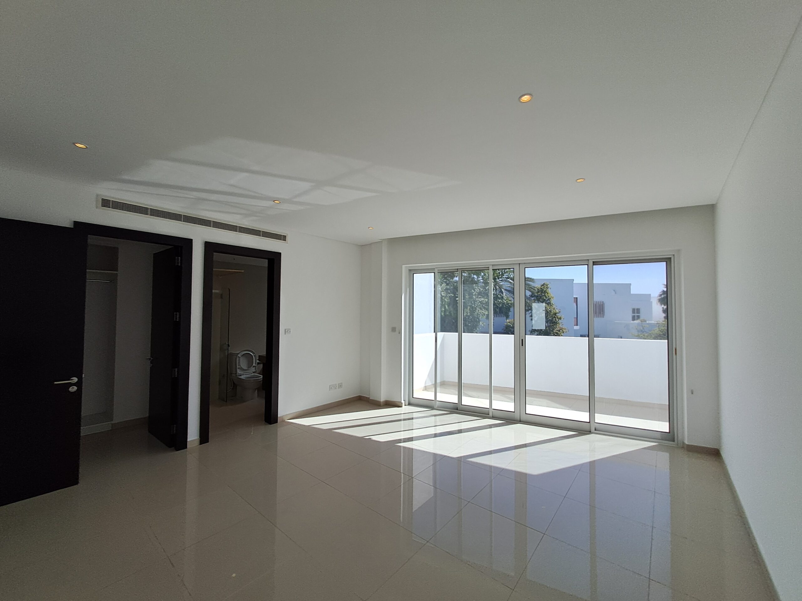 ویلای ۴ خوابه برای اجاره در الموج | OMR 2,500/ماه | تملیک عمان thumbnail 5