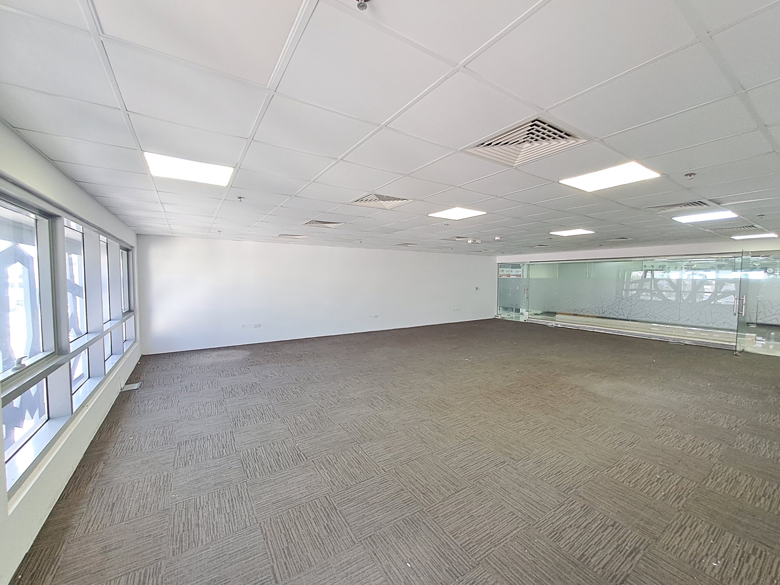 دفتر کار اجاره‌ای در شاطئ القرم | ۱۰۰متر مربع | OMR ۱,۰۰۰/ماه | Tamlik Oman thumbnail 2