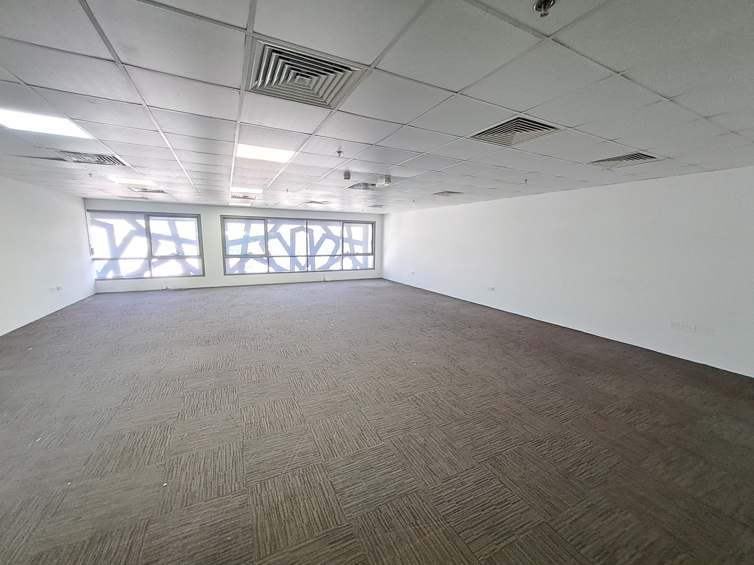 دفتر کار اجاره‌ای در شاطئ القرم | ۱۰۰متر مربع | OMR ۱,۰۰۰/ماه | Tamlik Oman thumbnail 3