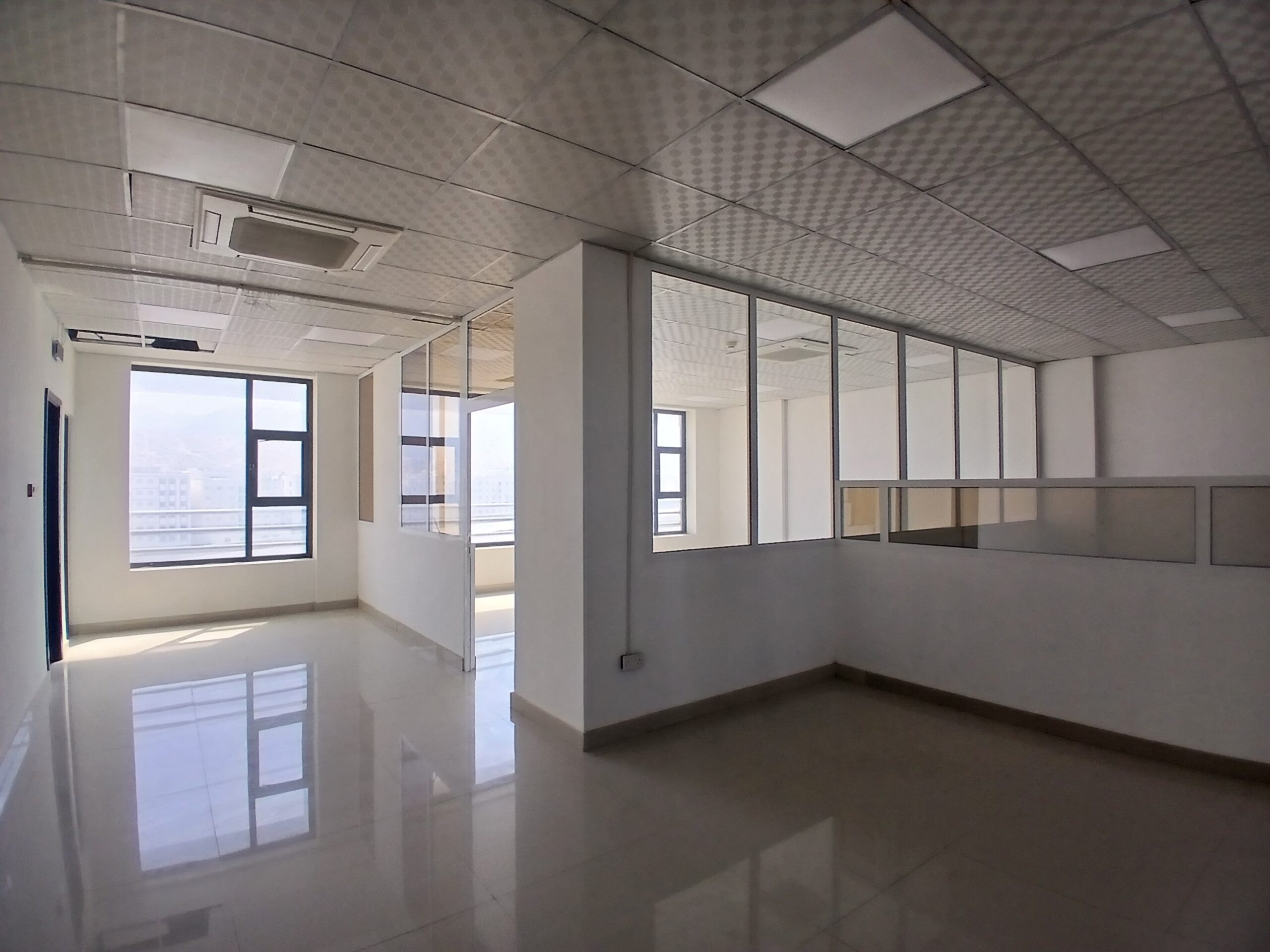 دفتر کار اجاره‌ای در بوشهر | 400متر مربع | OMR 1,200/ماه | Tamlik Oman thumbnail 2