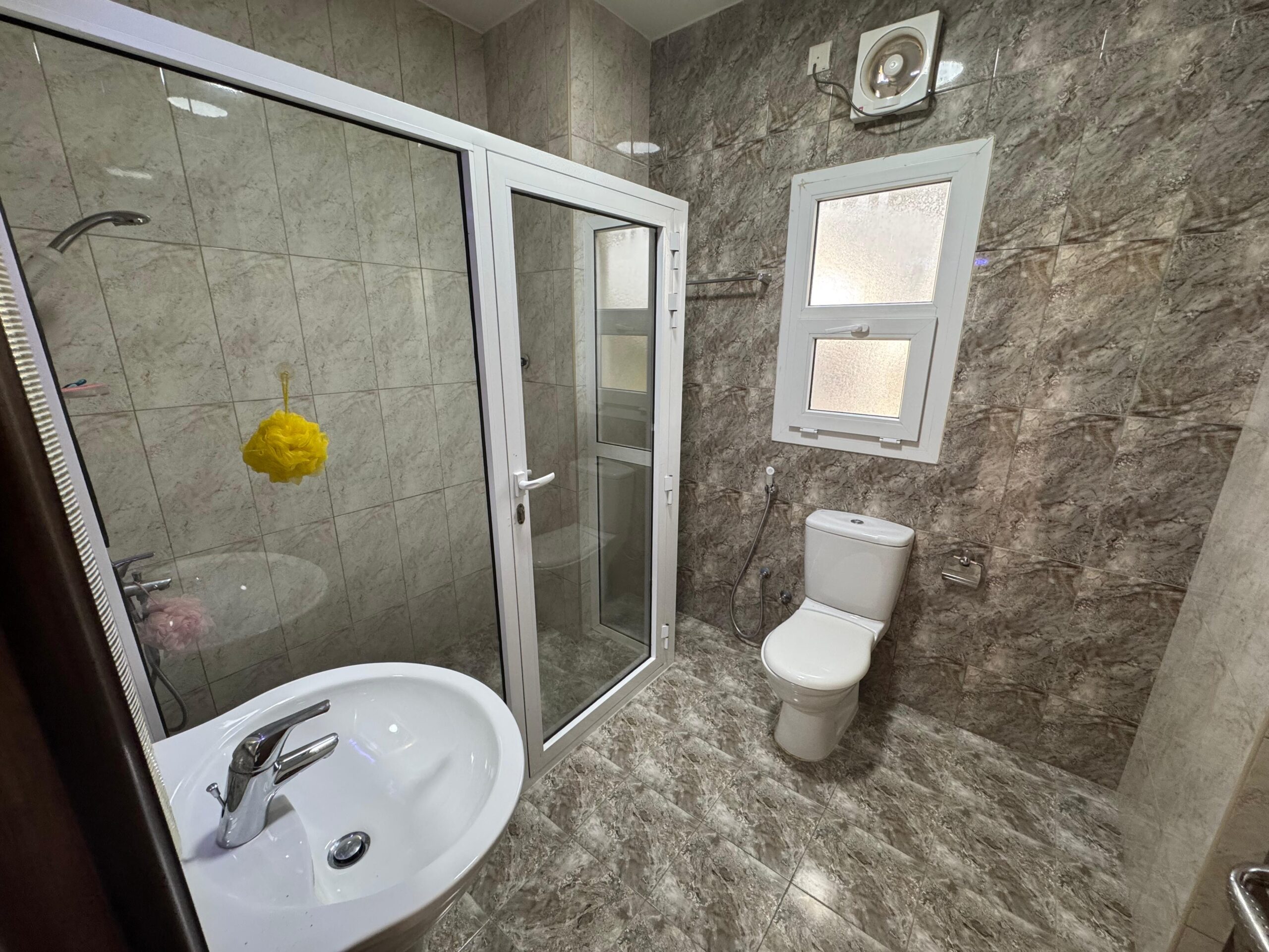 آپارتمان ۲ خوابه اجاره‌ای در العذیبه | OMR 450/ماه | Tamlik Oman thumbnail 4