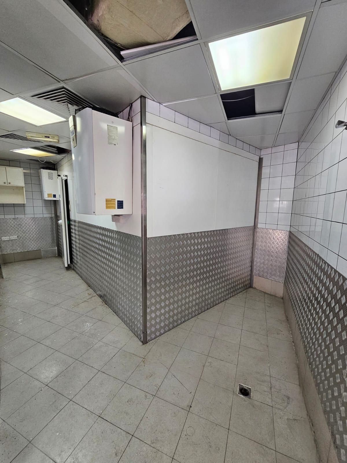 محل تجاري للإيجار في روي | 240 م² | ر.ع. 2,400/شهريًا | Tamlik Oman thumbnail 6