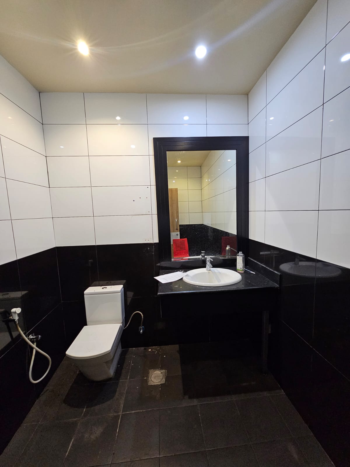 محل تجاري للإيجار في روي | 240 م² | ر.ع. 2,400/شهريًا | Tamlik Oman thumbnail 2