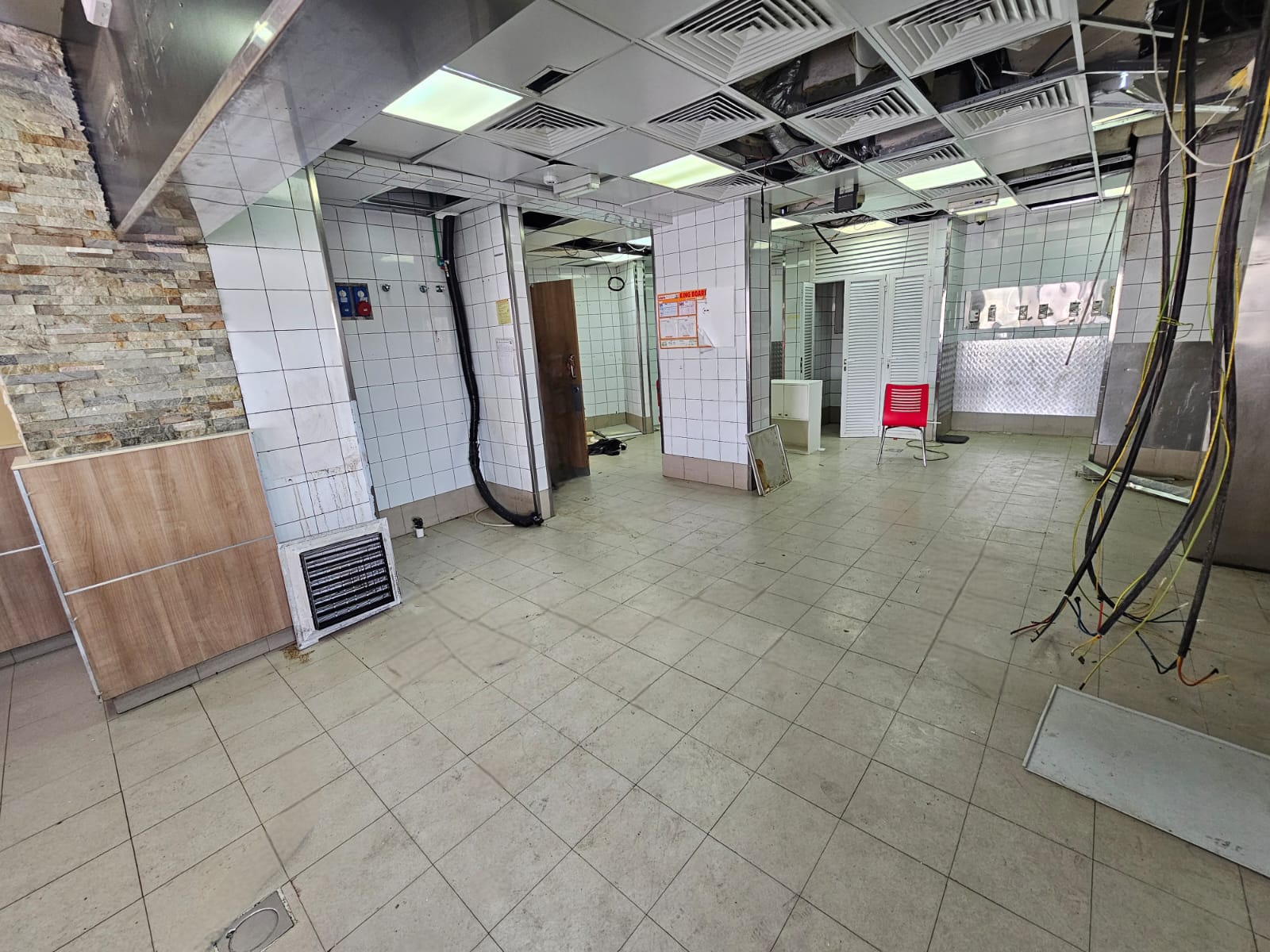 محل تجاري للإيجار في روي | 240 م² | ر.ع. 2,400/شهريًا | Tamlik Oman thumbnail 4