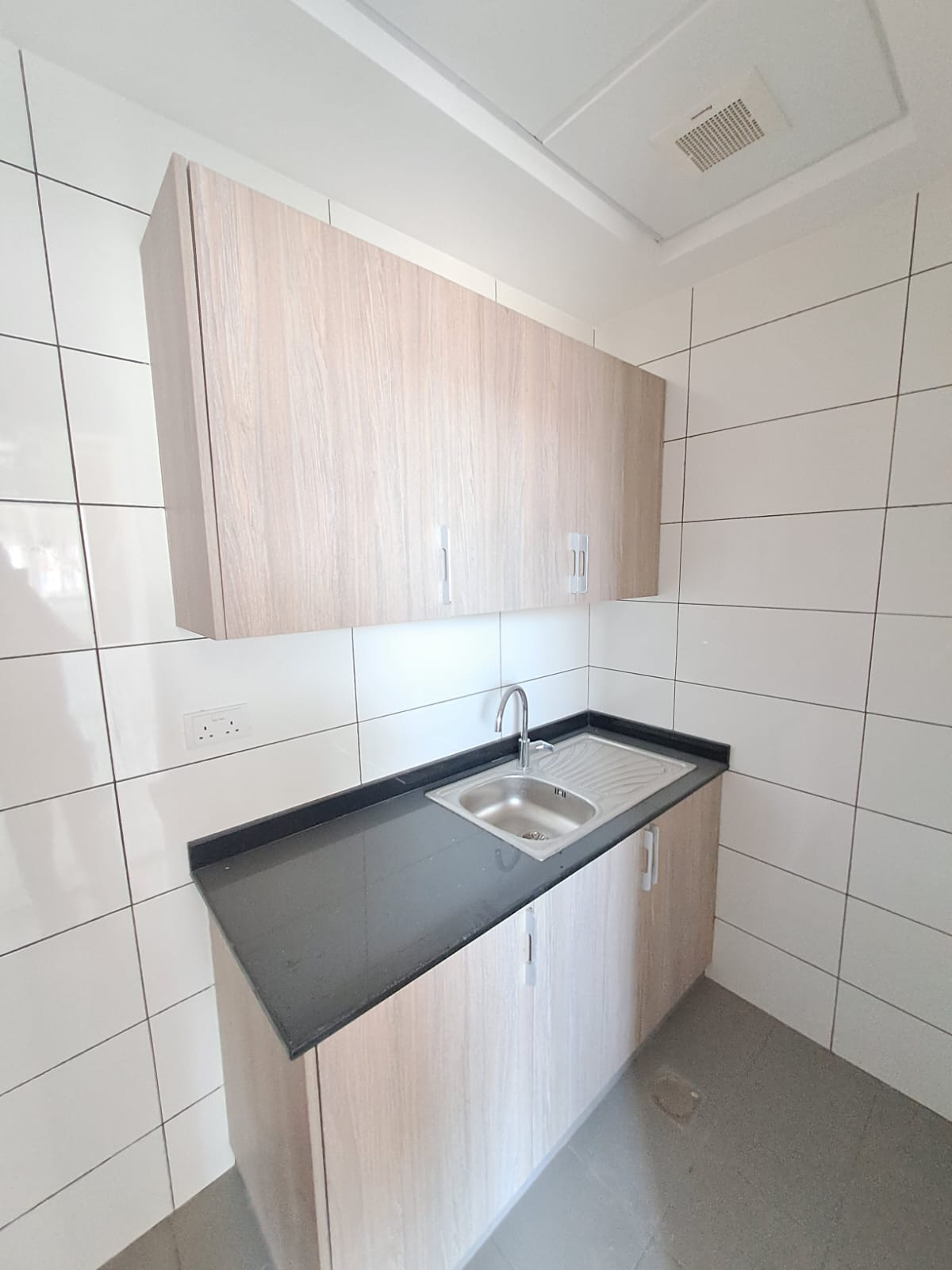 Showroom للإيجار في روي | ر.ع. 2,500/شهريًا | Tamlik Oman thumbnail 3