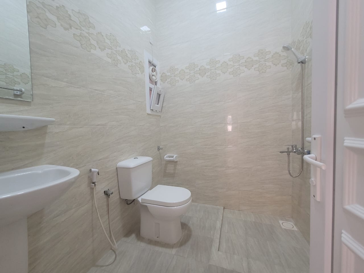 Al Khoud 出租 7 臥室別墅 | OMR 800/月 | Tamlik Oman thumbnail 4