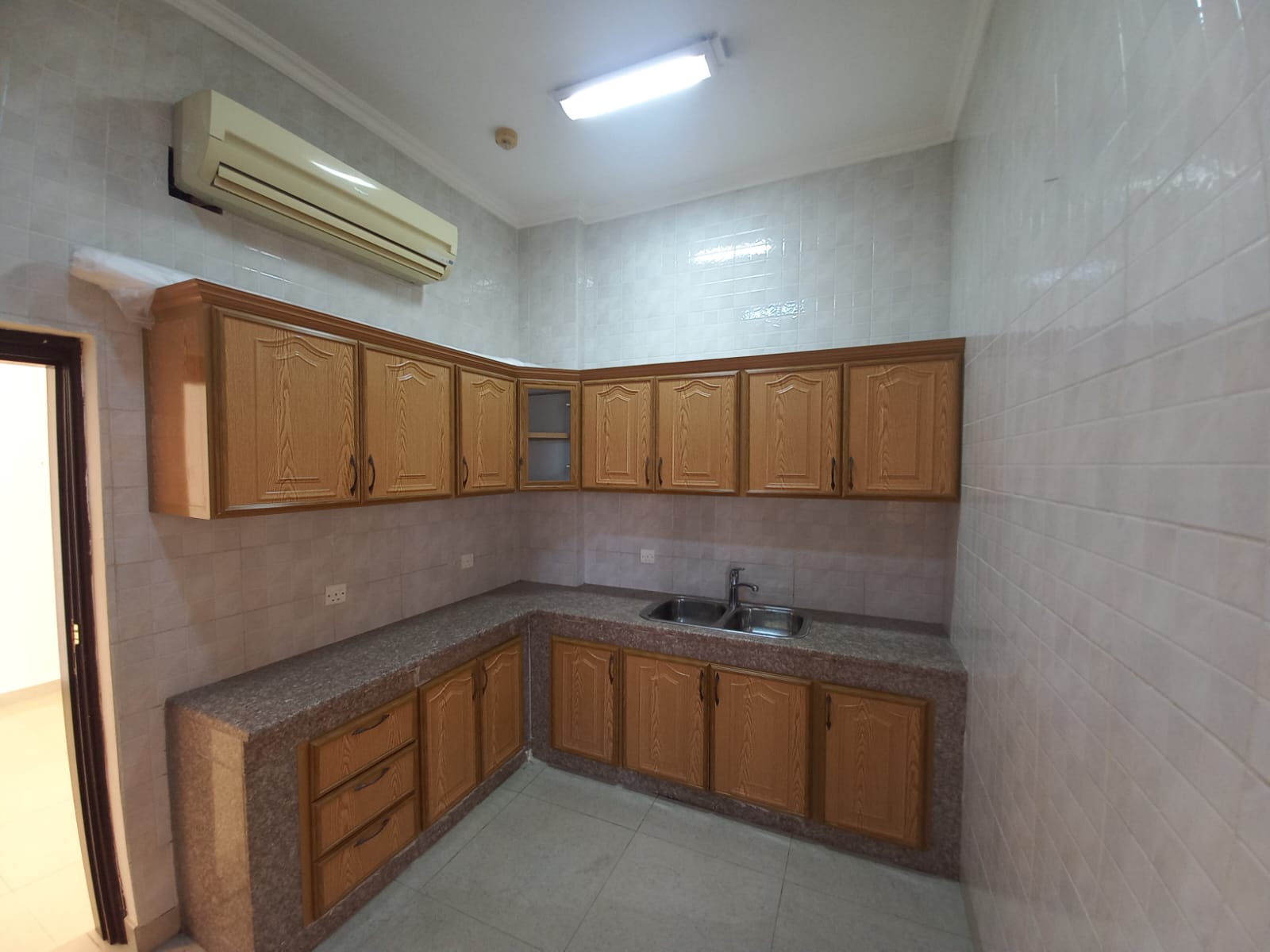 شقة 3 غرف نوم للإيجار في الخوير | ر.ع. 300/شهريًا | Tamlik Oman thumbnail 3