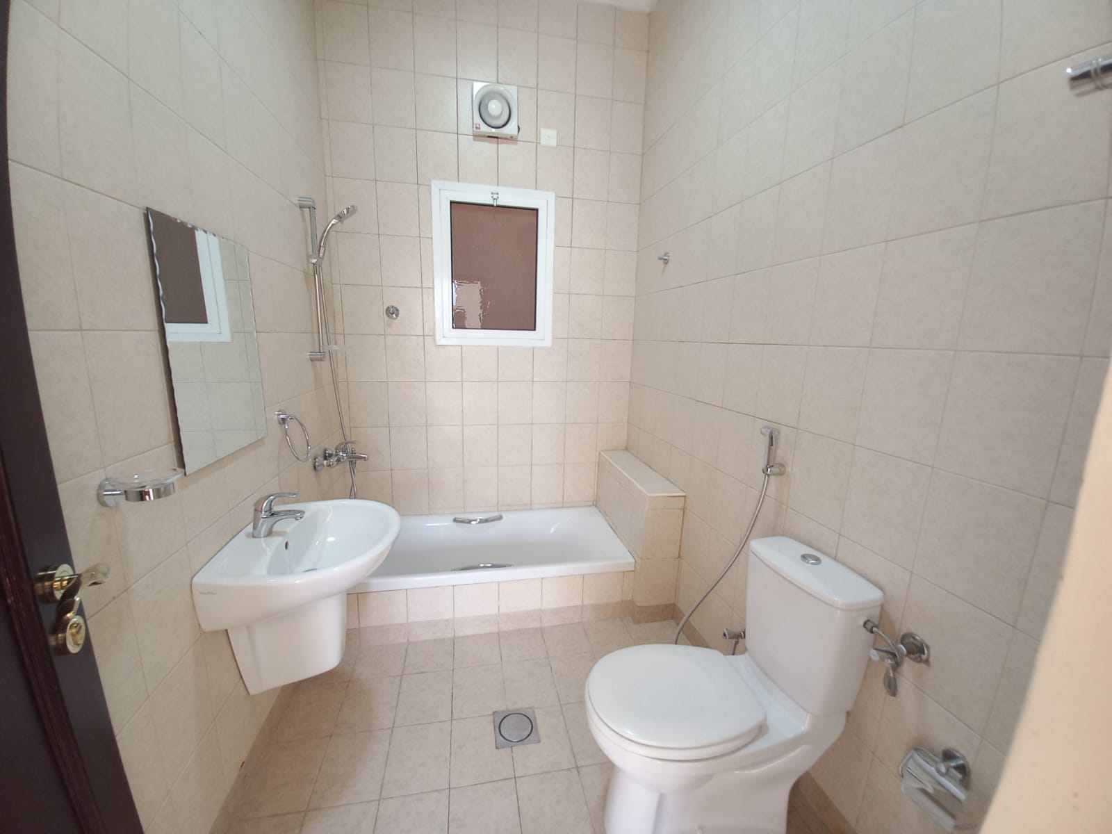 شقة 3 غرف نوم للإيجار في الخوير | ر.ع. 300/شهريًا | Tamlik Oman thumbnail 5